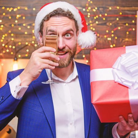 Kerstpakket werkgever uitpakken