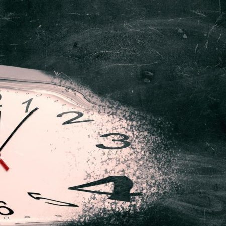 Klok tijd vijf over twaalf coronacrisis