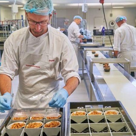 Maison van den boer schrapt banen coronacrisis