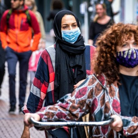 Mondkapjesplicht kalverstraat amsterdam zingen rond