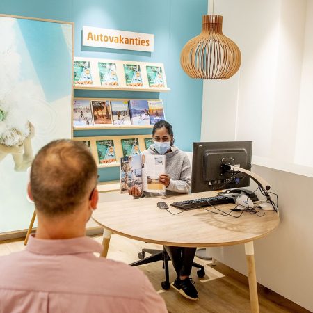 Reisbureau corona mondkapje