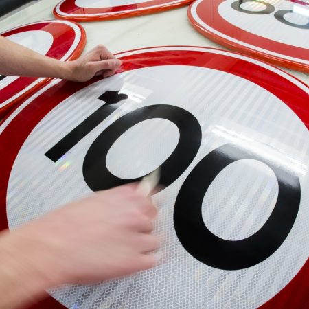 Snelheid 100 120 verkeersbord