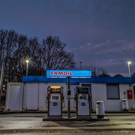 Tankstation avond vrachtwagenchauffeurs