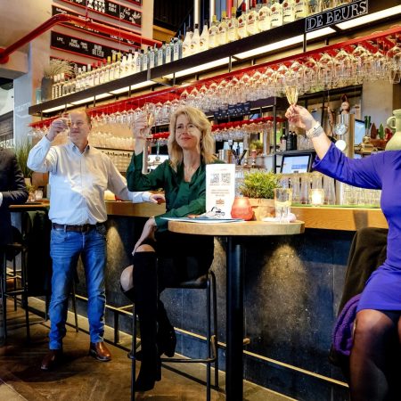 Veilig cafe bezoek utrecht corona mona keijzer