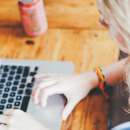 Vrouw computer manier behoed medewerkers rsi