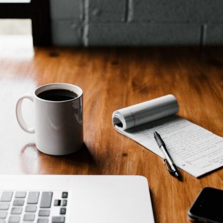 Werkplek thuis koffie laptop corona