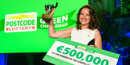Anne Marieke Eveleens GBB cheque Postcode Loterij Green Challenge award