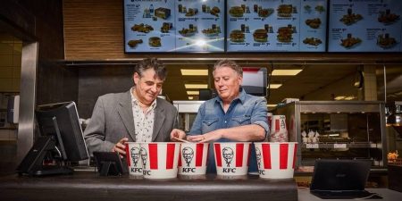 Nederlandse KFC grondleggers Ron links en Michel de Kok staan voor even weer achter de counter