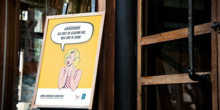 Posters buiten KHN