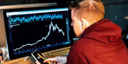 Groei mkb financieel man rekenmachine