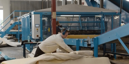 Recyclebedrijf retour matras innoveert fabriek