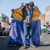 Oprichter timmer sheltersuits daklozen 1