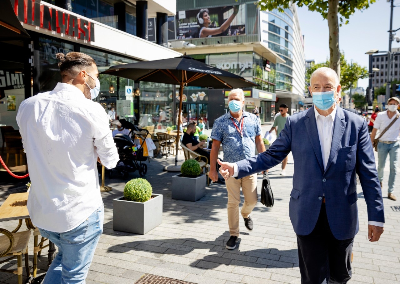 Aboutaleb mondkapje rotterdam coronavirus