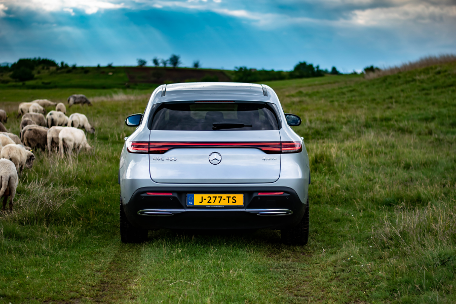 Elektrisch rijden mercedes benz eqc stekker