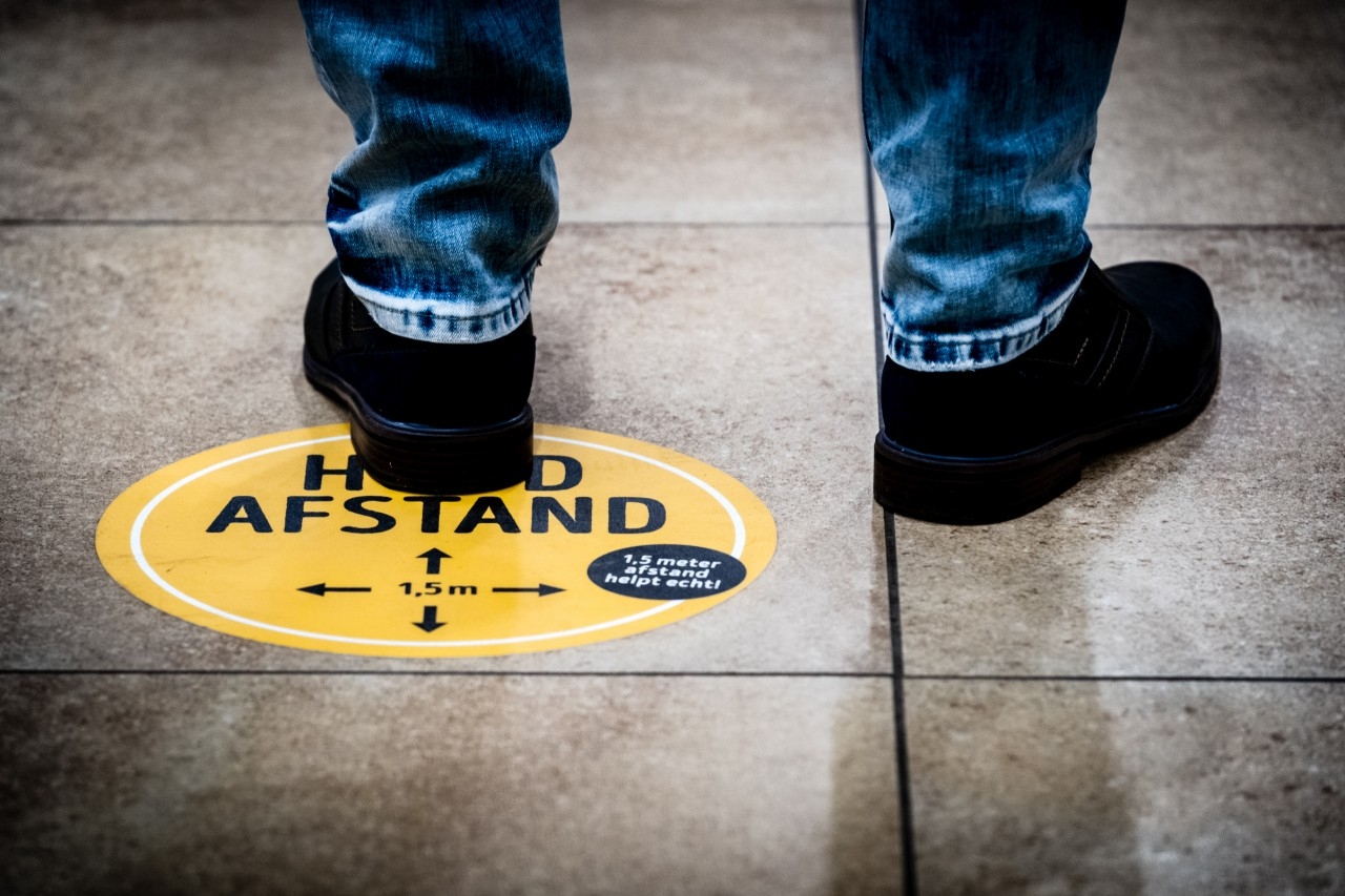 Houd afstand winkel corona