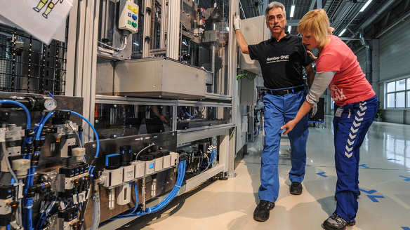 FYSIOTHERAPEUT BMW DINGOLFING ONTSPANNINGSOEFENINGEN PICTURE ALLIANCE DPA