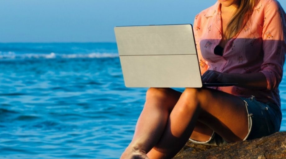 Beach lady laptop 319917