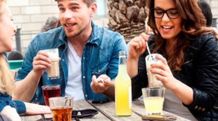 Terras Horeca Jongeren Uitgaan Thinkstock