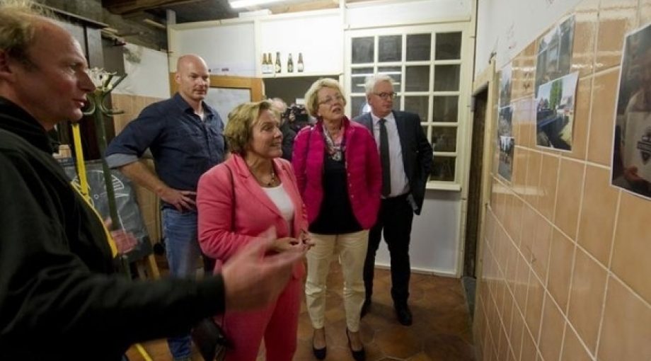 Ank Bijleveld bezoek aan stadsbrouwerij De Bombazijn Frans Nikkels