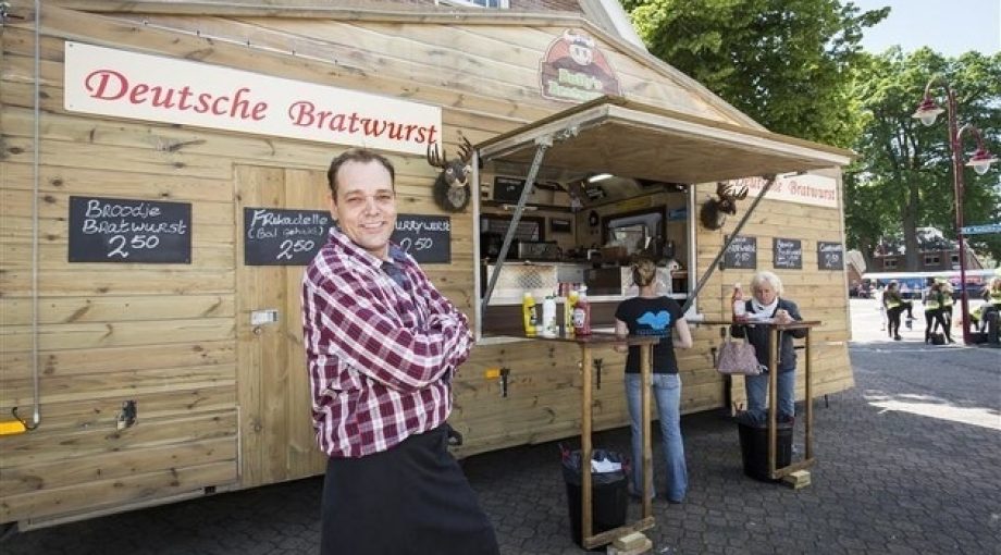 Arjan Boelsma bij zijn braadworstenwagen Rikkert Harink
