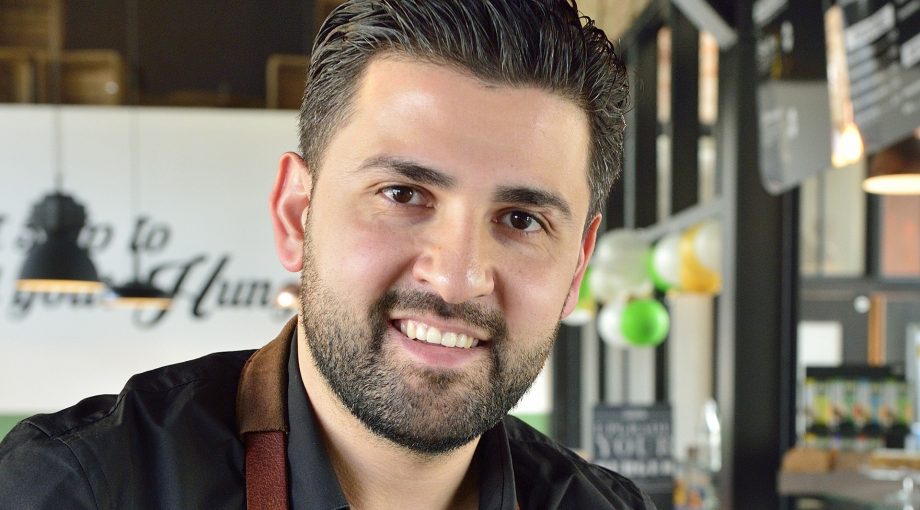 Eqbal Mangal in zijn zaak foto pimmul