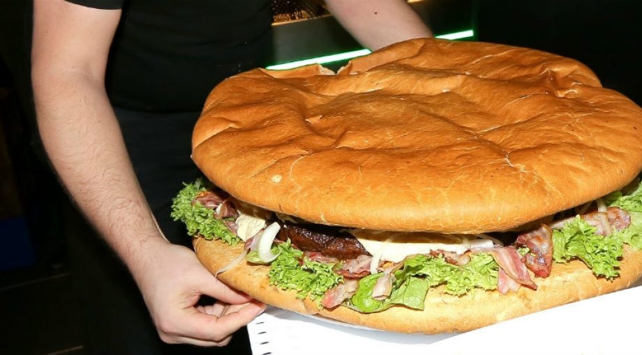 Grootste hamburger van Nederland Cafetaria in Harskamp
