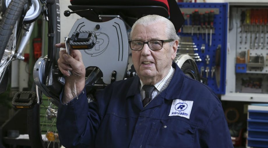 Henk Kluver fietsenmaker 70 jaar Varsseveld Fotograaf Theo Kock De Gelderlander
