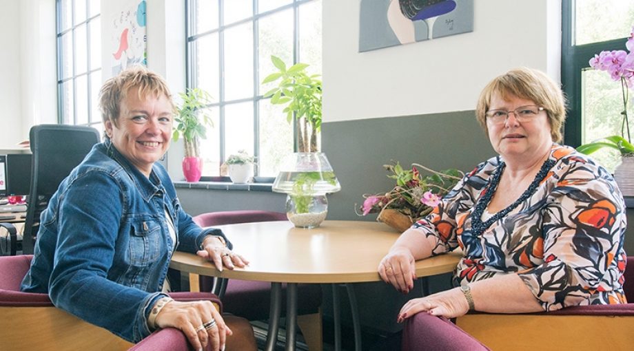 Ingrid Hassing links en Ingrid Pieper beginnen administratiekantoor De Kamperfoelie Frans Nikkels