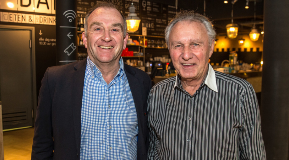 John van Dinther rechts en voorzitter Ton Leendersen Frans Paalman