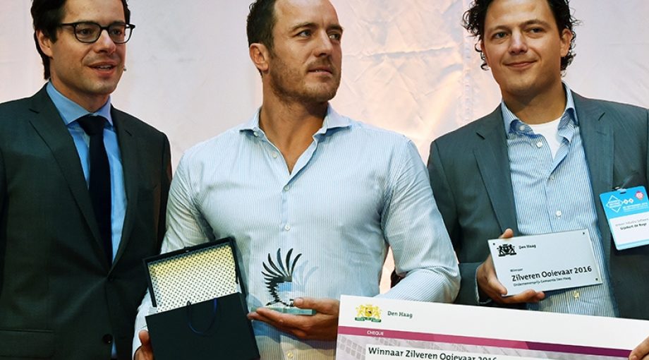 Karsten Klein overhandigt Zilveren Ooievaar 2016 aan Neil Currie en Gijsbert de Regt van e Vision Industry Software
