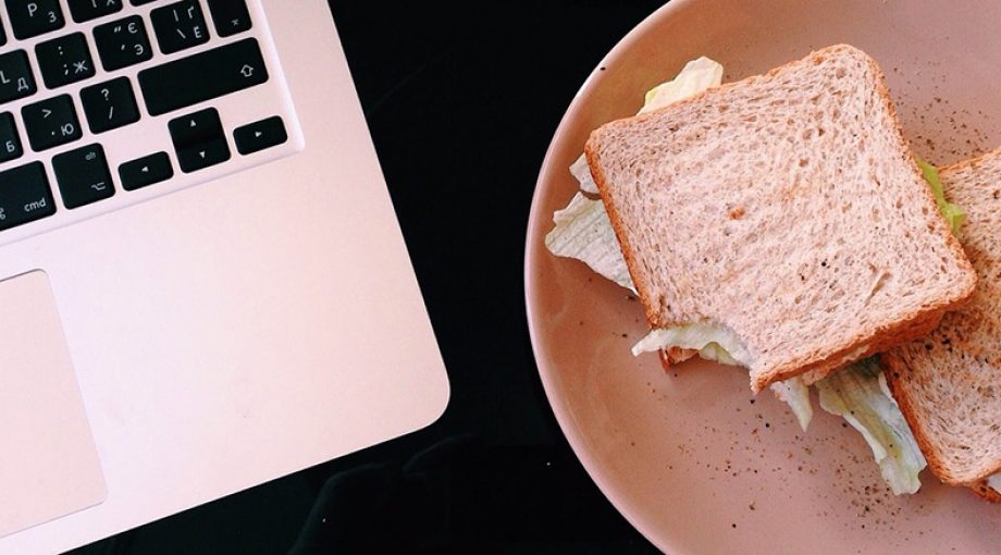 Lunch achter laptop