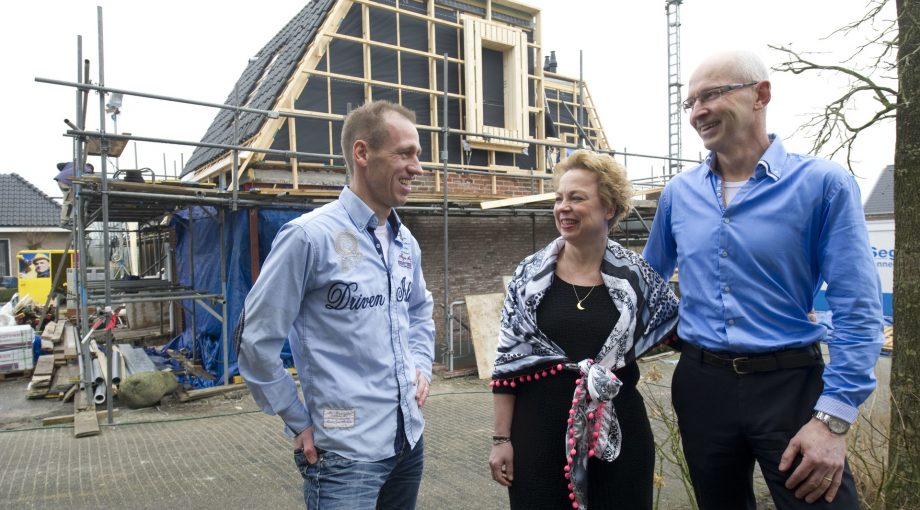 Maarten Nijland en de eigenaren Gaby en Herman Oude Brunink Frans Nikkels