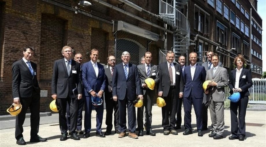 Minister Henk Kamp bij Siemens in kader van dag Techniekpact toma tudor