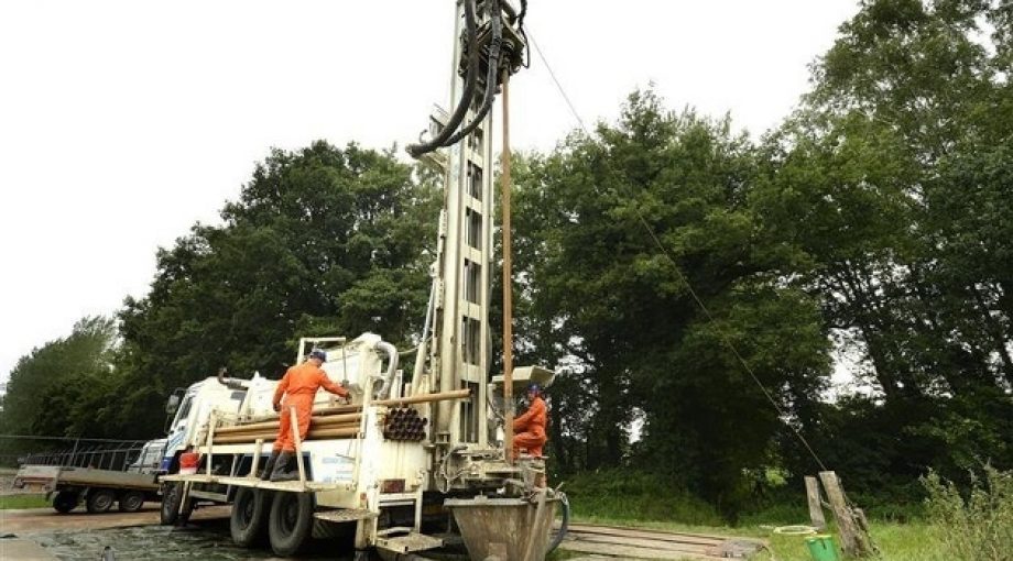 Nam plaatst geofoons Toma Tudor