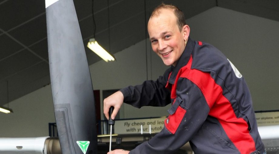 Niek Beeke sleutelt aan vliegtuig Lex de Meester