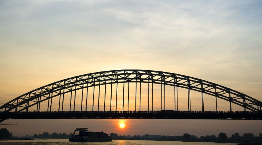 Nijmegen haven Waal schepen minder
