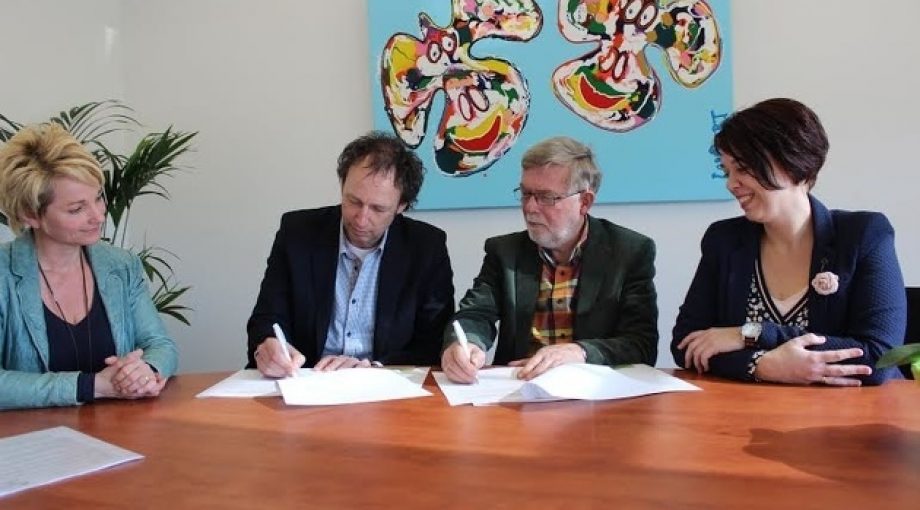 Ondertekening convenant Twentse Zorgcentra en Present Almelo