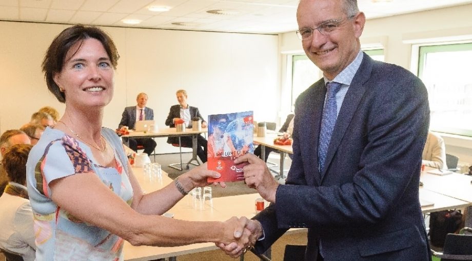 Onno van Veldhuizen ontvangt Welcome Guide