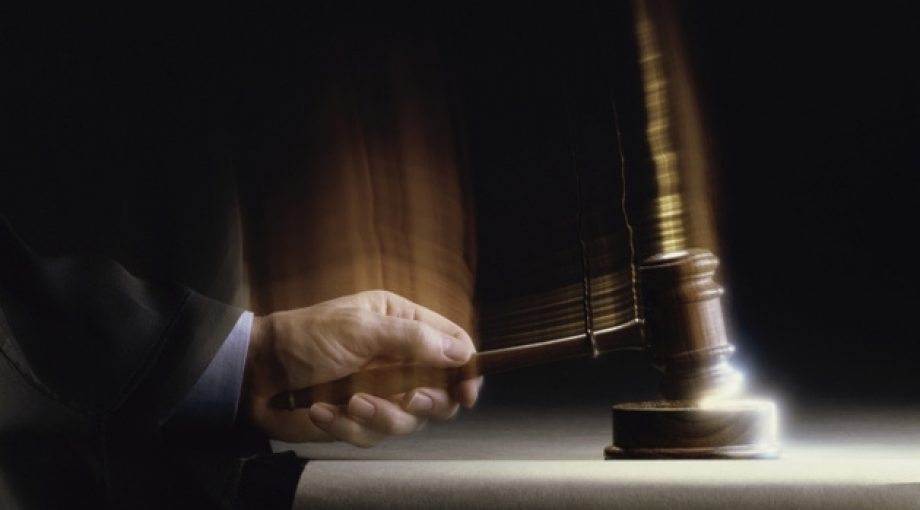 Rechter hamer Purestock Thinkstock