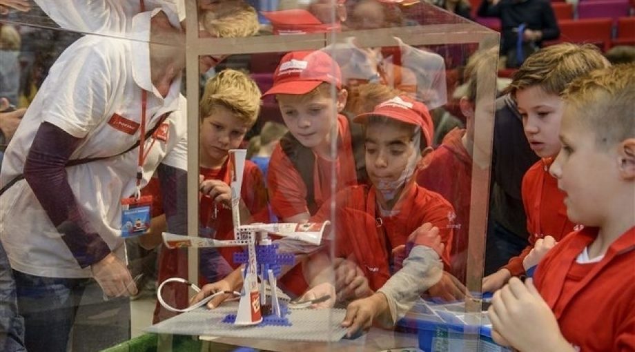 Red Engineers Challenge Lars Smook
