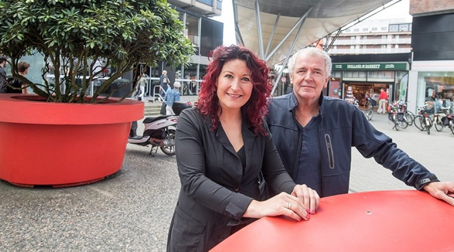 Stichting Beleef Hengelo Voorzitter Brigiet Schoenmaker en VVD raadslid Jos Rikkerink Lenneke Lingmont