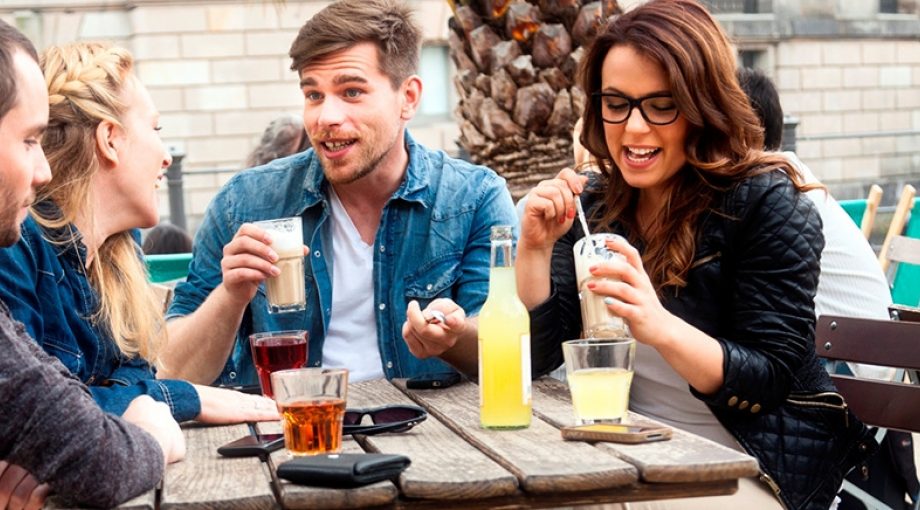 Terras Horeca Jongeren Uitgaan Thinkstock