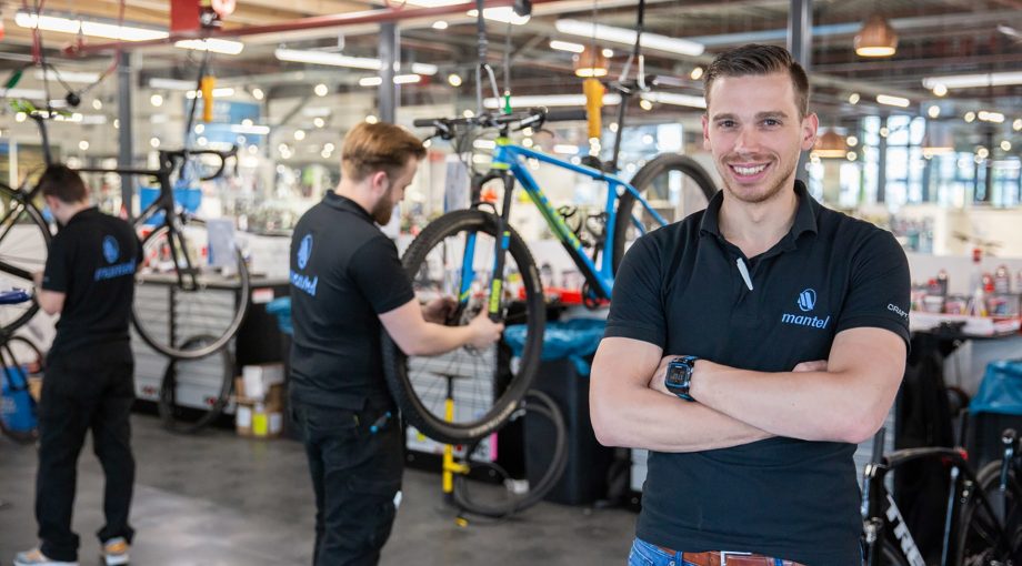 Werkplaats fietsenmakers fiets personeel bonus mantel