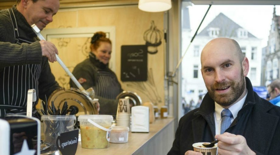 Wethouder Boaz Adank breda goed
