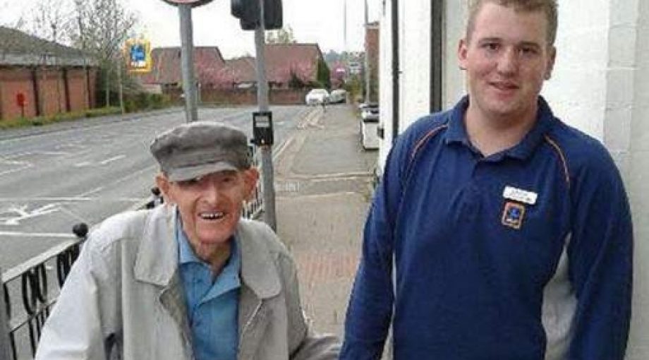 Aldi hulp medewerker christian trouesdale klein335