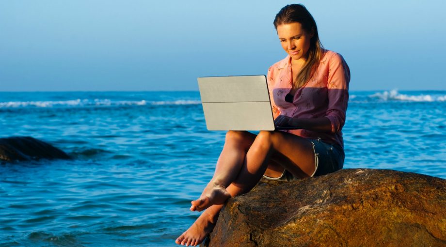 Beach lady laptop 319917