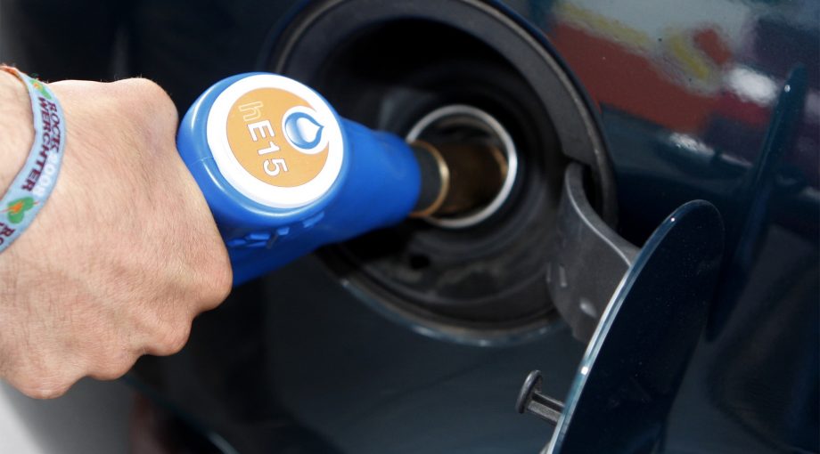 Benzine tanken auto zomer hitte