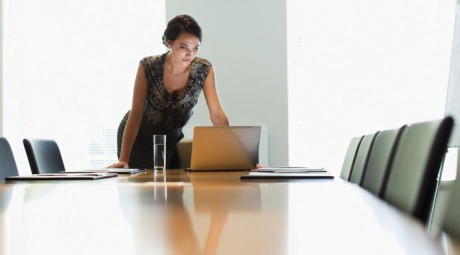 Boardroom vrouw in bestuurskamer groot