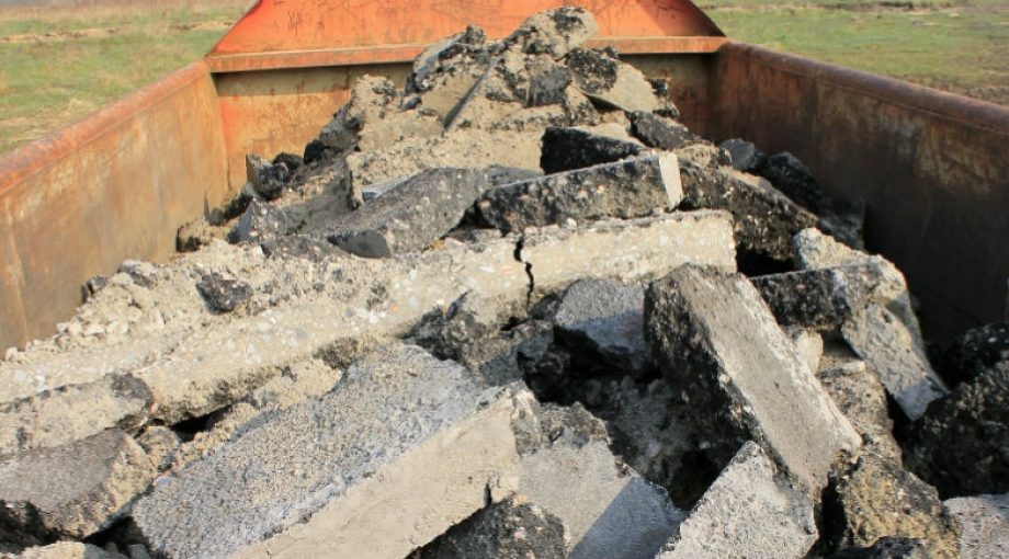 Bouwafval puin bouwpuin recyclingsbedrijf Delftzijl