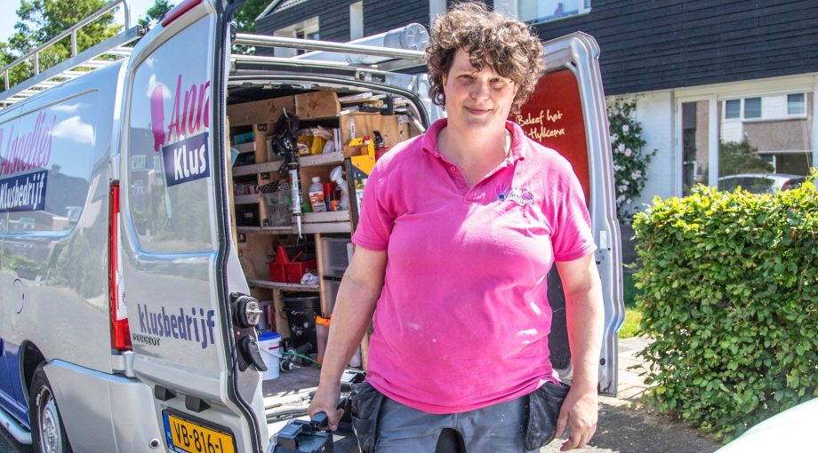 Bouwvakker alleen vrouwen op loonlijst